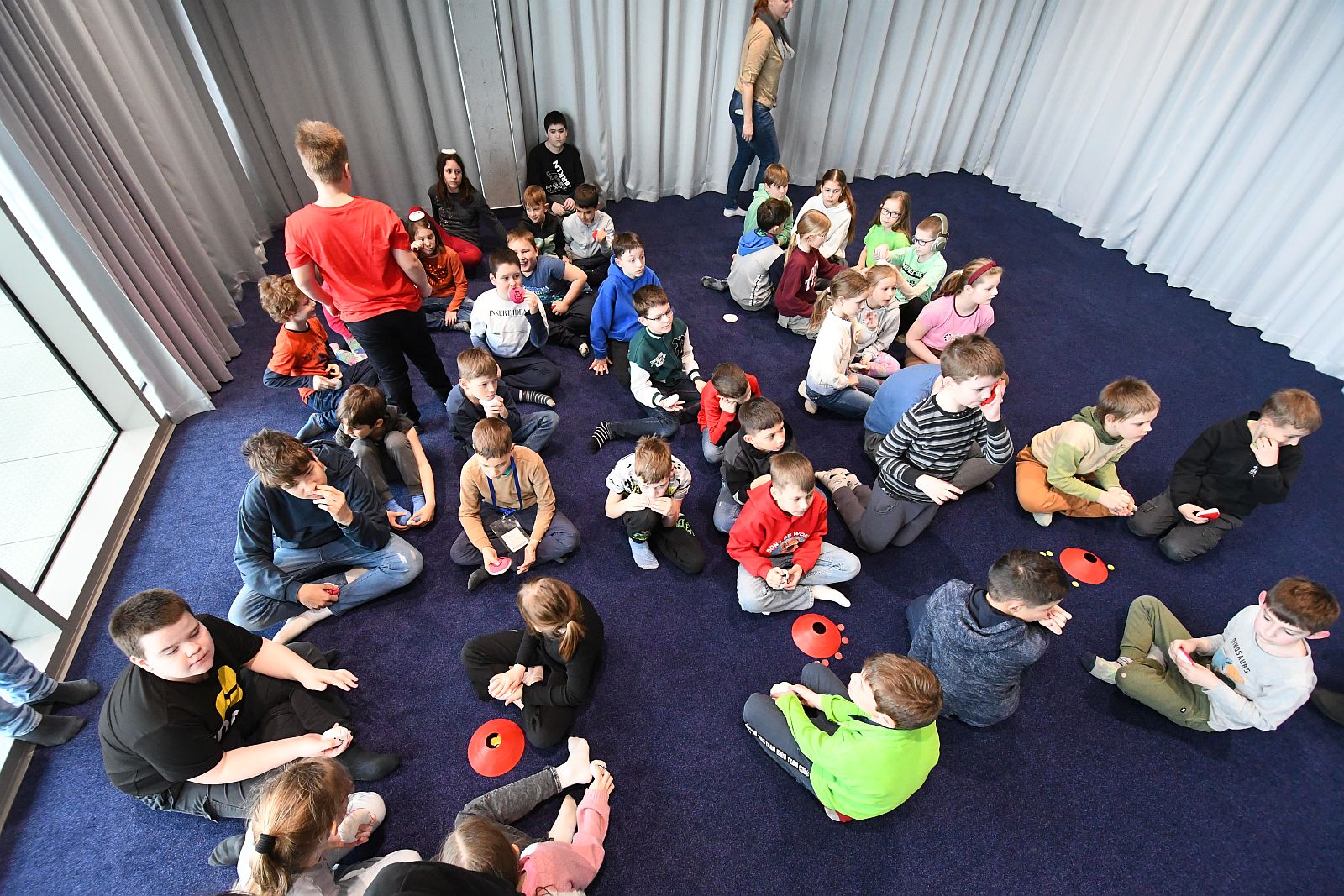 „Adj egy ötöst!” - érzékenyítő program a MET Arénában